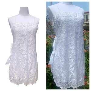 VINTAGE LINGERIE Gown. Spanish lace with side bows. Early 90s. Fits XS-S.